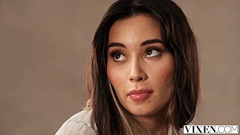 Aria Lee devora la polla gorda del compañero en casa del jefe