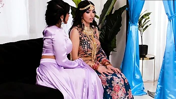 Indias morenas calientes se meten dedos, lamen y hacen trío