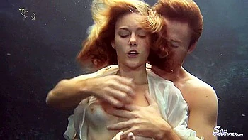 Rothaarige Taylor Dare fickt unter Wasser im Fetisch-Stil