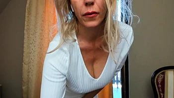 Rubia amateur con tetas pequeñas recibe un masaje caliente