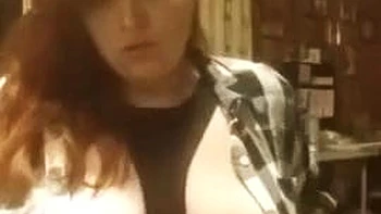 Ruiva amadora fuma e mostra seus peitos grandes