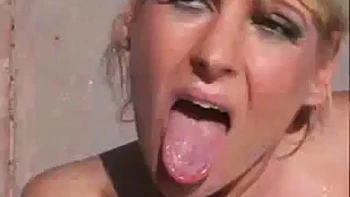 Vicky Vogue fode o amigo do filho: Buceta, Cachorro e Missionária