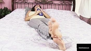 Maman à gros seins Charlee Chase baise salement et suce