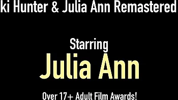 Джулия Энн и Никки Хантер играют с кисками пальцами