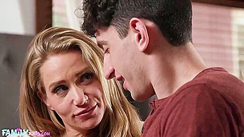 Athena Anderson com peitos e bunda grandes na fantasia familiar