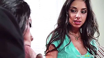 Chaud trio interracial FFM avec milf ébène et brune