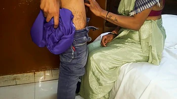 Сочная киска деси-бхабхи растянута толстым членом сантехника