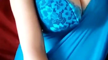 Chica india sexy juega con sus tetas sola