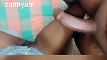 Indische Ehefrau zeigt ihren sexy behaarten Körper