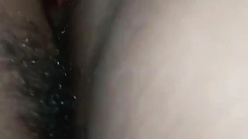 Indische haarige Amateurin gibt harten Handjob