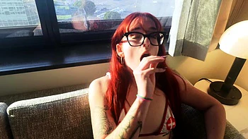 Pelirroja milf Cali Rose recibe polla dura a cuatro patas