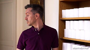 Lilith descubre MILF en lencería en club swinger