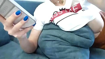 Блондинка дразнит огромные сиськи в соло