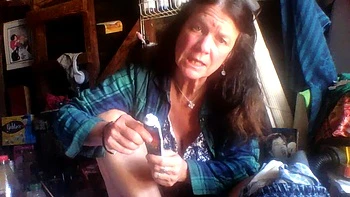 A mais nova milf Katharine se masturba forte