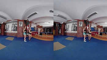 MILF peluda recibe trio con blowjob en VR de boxeo