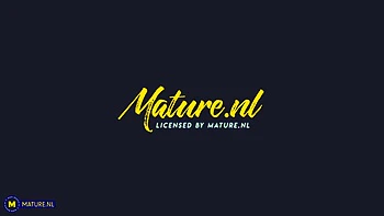 Britische Milf-Prinzessin fickt ihre rasierte Fotze allein