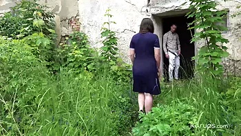 MILF morena Ria Devochka BG se folla estilo Karups