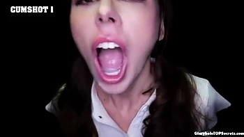 Sharon suce dans le gang de Krystal aux petits seins