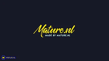 Milf américaine pulpeuse aux gros seins et chatte humide