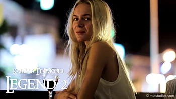 Dünne Teen Karissa Diamond fickt sich selbst