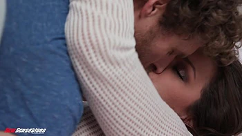 Kimber traga la leche de su hermanastro