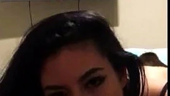 Amadora asiática dá boquete e cavalga cowgirl