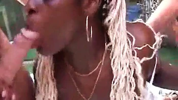 Ebony sexy suce et se fait baiser en levrette