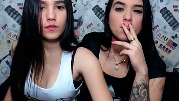 Lesbiennes latinas en chaleur léchant la chatte