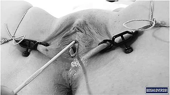 Premier pipi et squirt dans chatte étirée