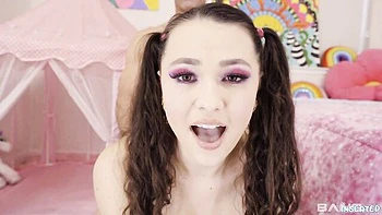 Liz Jordan com peitos naturais e bunda grande chupando