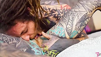 Loira tatuada em lingerie, anal e cu na boca