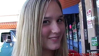 Блондинки и брюнетки ебутся с огромным членом