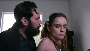 Adolescente mignonne suce et chevauche le gros queue du beau-père