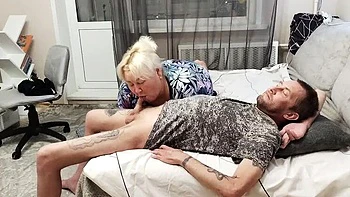 Belle-mère MILF suce en profondeur et avale la came