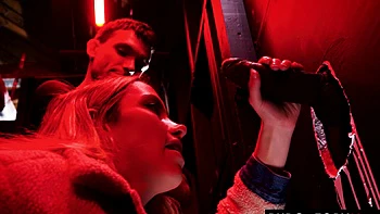 Folie interracial au gloryhole avec branlette et pipe