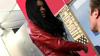 Morena con medias follada duro a cuatro patas