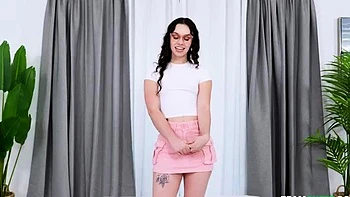 Adolescente morena se masturba en webcam