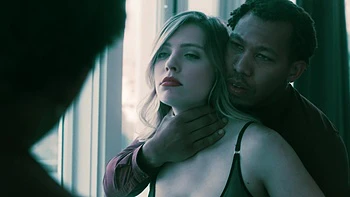 Рики Джонсон и Жизель Палмер жестко трахают межрасово в постели