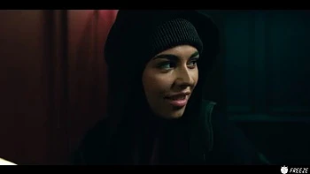 Morena congelada no tempo para foda livre do dono