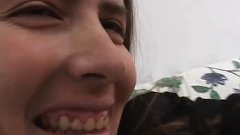 Brunete amadora chupa pau e leva gozada no rosto