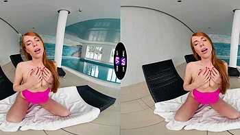 Рыжая Холли Молли мастурбирует и ласкает киску у бассейна