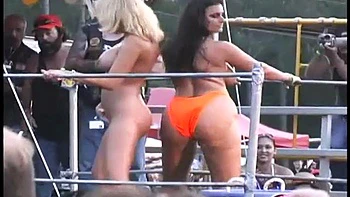 Amateur Babe zieht sich öffentlich nackt aus