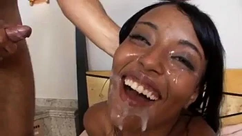 Мулатка стонет и кончает, плюя, в минет и раком