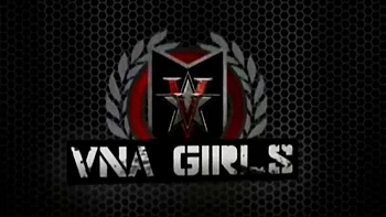 Loira gostosa Maggie Green masturbando com peitos enormes