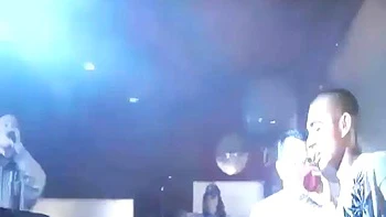 Petite teen branlée et baisée fort en POV à la fête