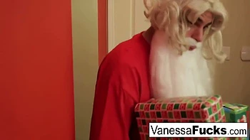 Vanessa Cage deja que Santa folle su coño apretado y mojado