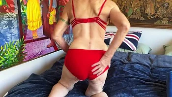 Зрелая европейская MILF демонстрирует красные трусики крупным планом