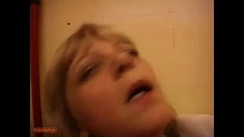 Развратная старуха трахается кулаком и ест киску своей черной служанки