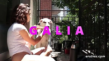 Amatrice allemande rousse se branle avec jouet et doigts sur ses gros seins naturels