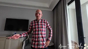 Худая азиатская подросток 18 лет жестко трахается с грязным старым хозяином